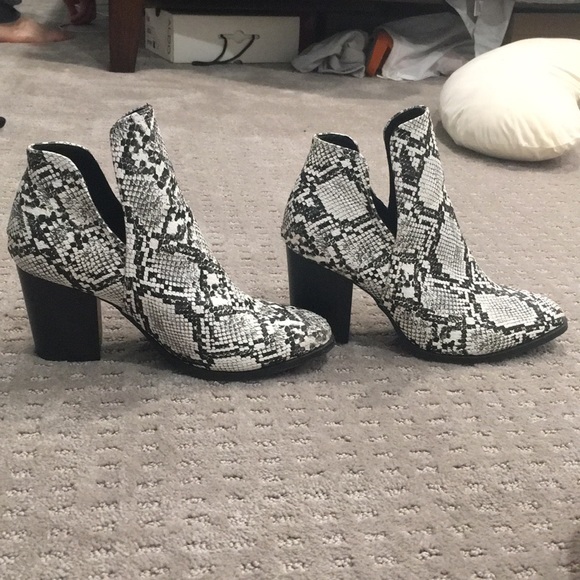 NWOT Snakeskin print vegan leather booties - Picture 11 of 11